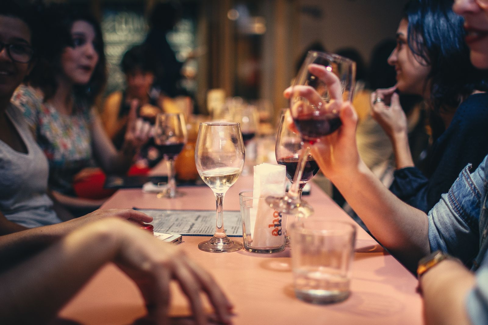 Amici a cena che parlano davanti a un bicchiere di vino